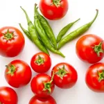 Tomates avec des piments