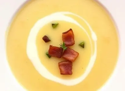 Soupe de chou-fleur, pomme de terre, poireau et ail