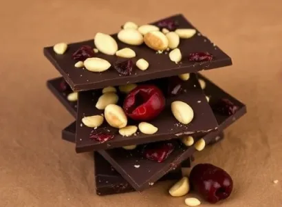 Bark au chocolat aux pignons de pin et cerises séchées
