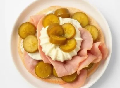 Rouleaux de cornichons au fromage