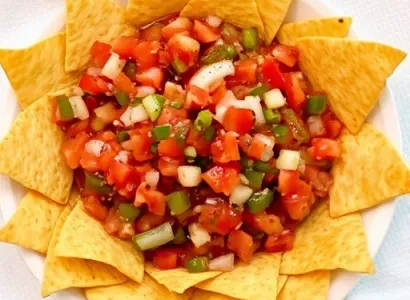 Salsa maison et tortillas frites