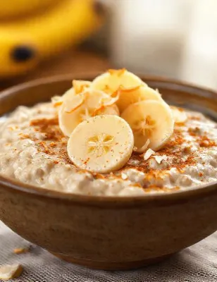 Porridge d'avoine à la banane, noix de coco et cannelle
