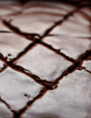 Gâteau au chocolat sur plaque et son glaçage fondant
