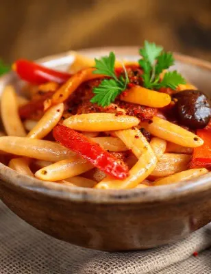 Pennes complètes au confit de poivrons, tomates et olives