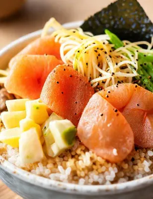 Chirashi sushi maison au saumon et crevettes
